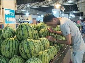 吃西瓜的看瓜群众,看瓜群众共享西瓜盛宴